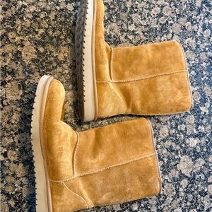 Women’s Koolaburra Tan Suede Footwear Size 10